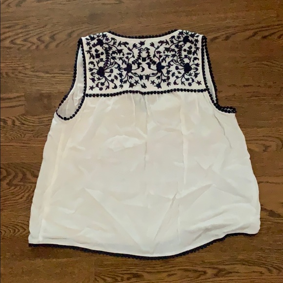 White top - Picture 2 of 2